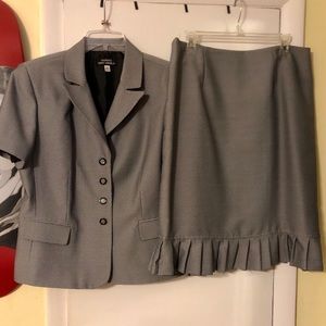 Two-piece skirt suit. EUC Giorgio Sant’ Angelo